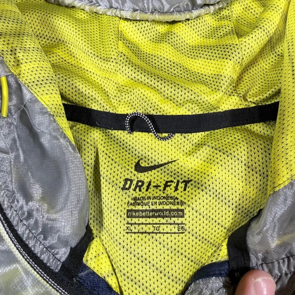 Nike used faint